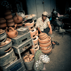   (6) Pottery saler